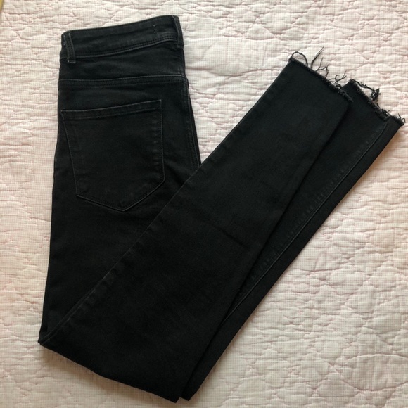 Zara High Waisted Black Distressed Jeans 🖤 - Picture 4 of 6